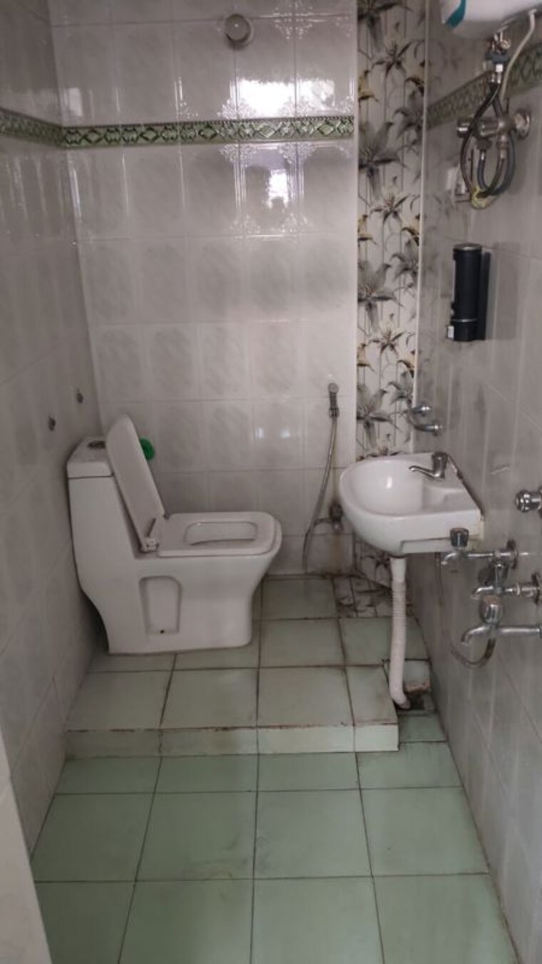 Bathroom, viraj khand 2 Bedroom 800 Sq.Ft. Independent House In Viraj Khand Lucknow 9811565