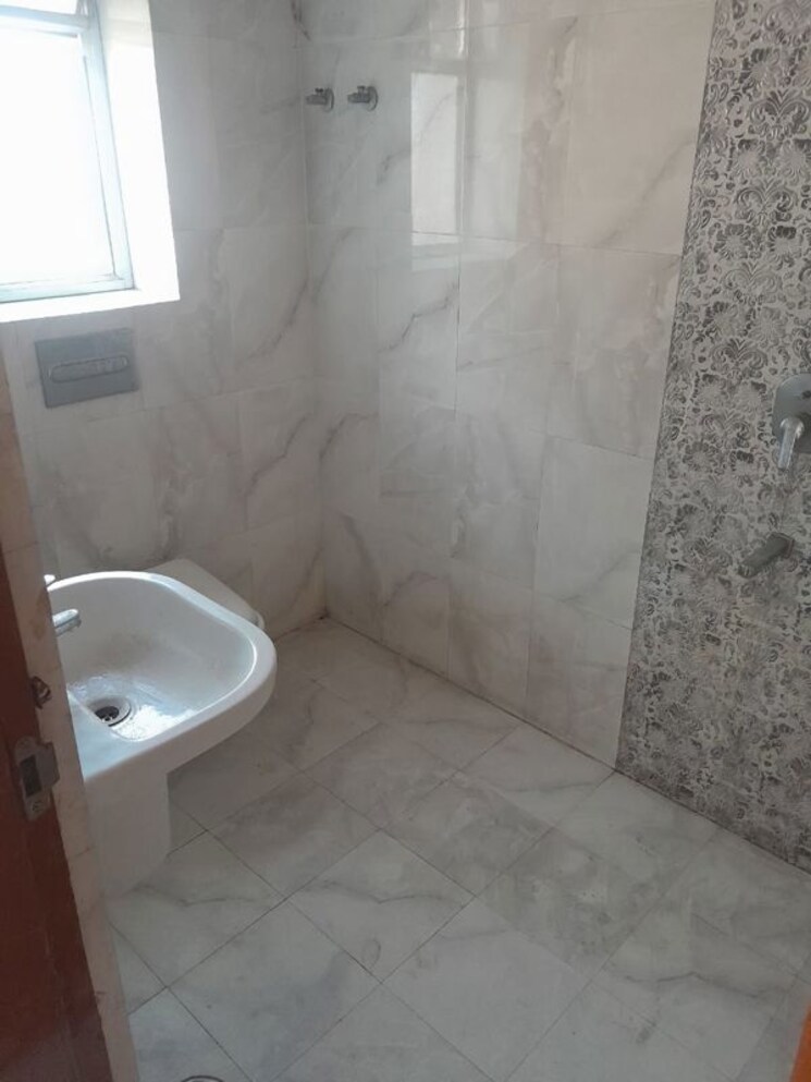 Bathroom, ratu road 2 Bedroom 852 Sq.Ft. Apartment In Ratu Road Ranchi 9811686