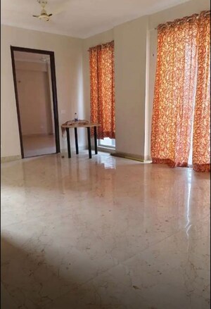 Room in 2 BHK Apartment at Gomti Nagar – for Rent