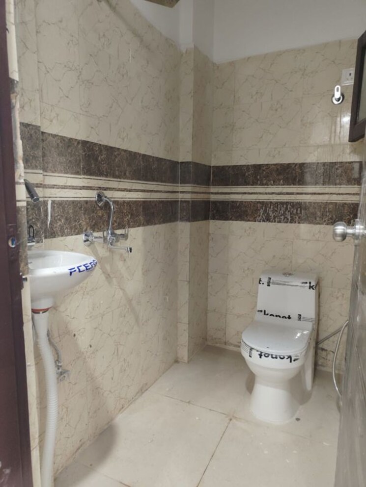 Bathroom, sunshine-apartments-sector-73 2 Bedroom 1050 Sq.Ft. Builder Floor In Sector 73 Noida 9811768
