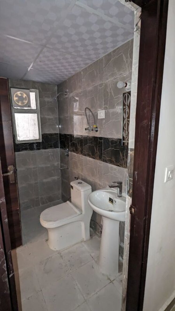 Bathroom, gaur-14th-avenue-high-street 2 Bedroom 955 Sq.Ft. Apartment In Sector 16c Greater Noida Greater Noida 9811774