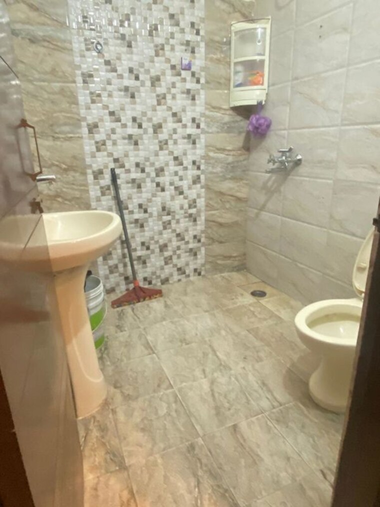 Bathroom, pir machalla 3 Bedroom 1350 Sq.Ft. Apartment In Pir Machalla Zirakpur 9811780
