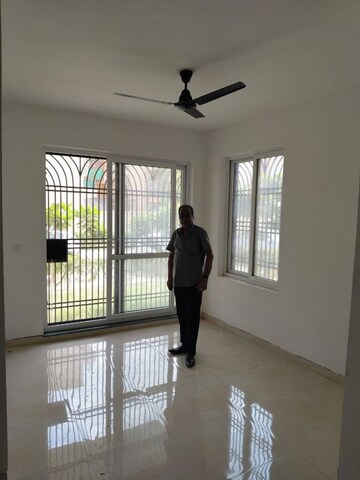 Room in 3 BHK Builder Floor at Sector 77 – for Rent