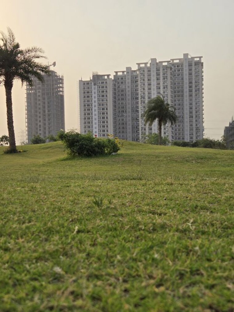 Garden, sector 150 3.5 Bedroom 1860 Sq.Ft. Apartment In Sector 150 Noida 9811883