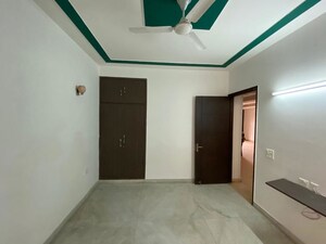 Room in 3 BHK Builder Floor at Tulip Mall, Sector 46 – for Rent