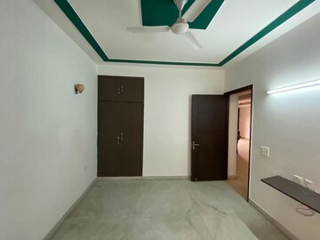 Room in 3 BHK Builder Floor at Tulip Mall, Sector 46 – for Rent