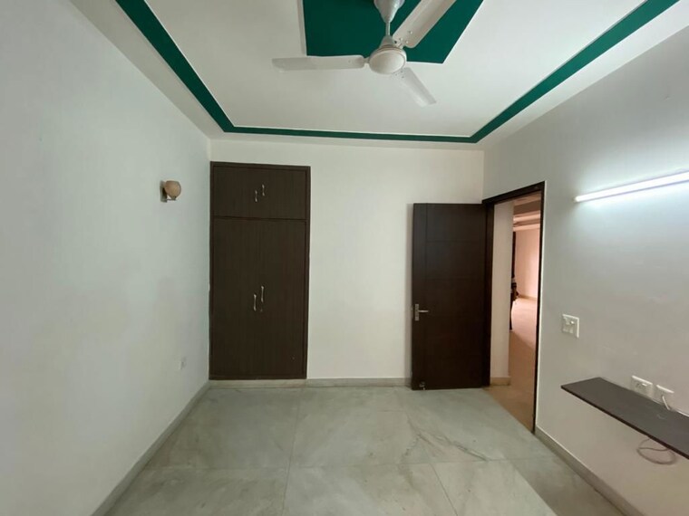 Room, tulip-mall 3 Bedroom 200 Sq.Mt. Builder Floor In Sector 46 Noida 9811999