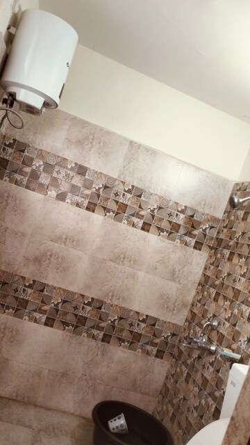 Attached Bathroom in 2.5 BHK Apartment at Jankipuram – for Rent