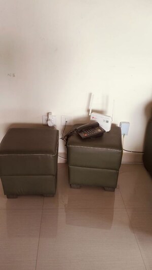 Living Room in 2.5 BHK Apartment at Jankipuram – for Rent