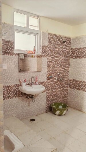 Bathroom in 2.5 BHK Apartment at Jankipuram – for Rent