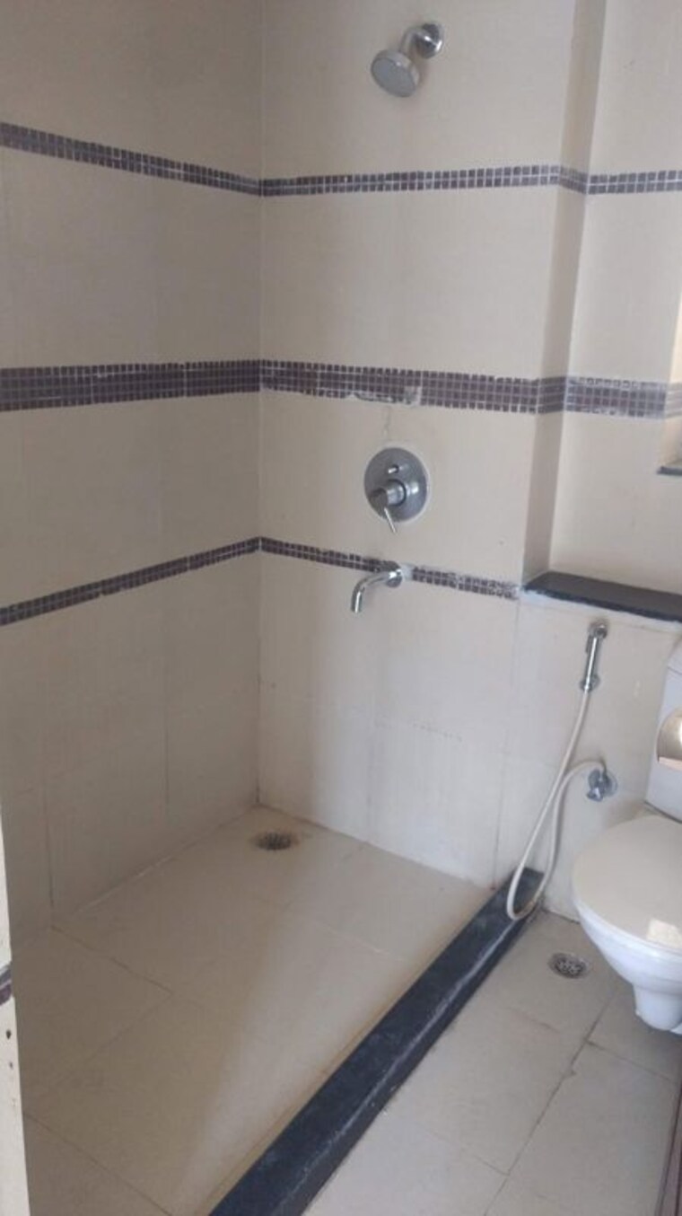 Bathroom, unitech-uniworld-gardens-2 2 Bedroom 937 Sq.Ft. Apartment In Sector 47 Gurgaon 9812071