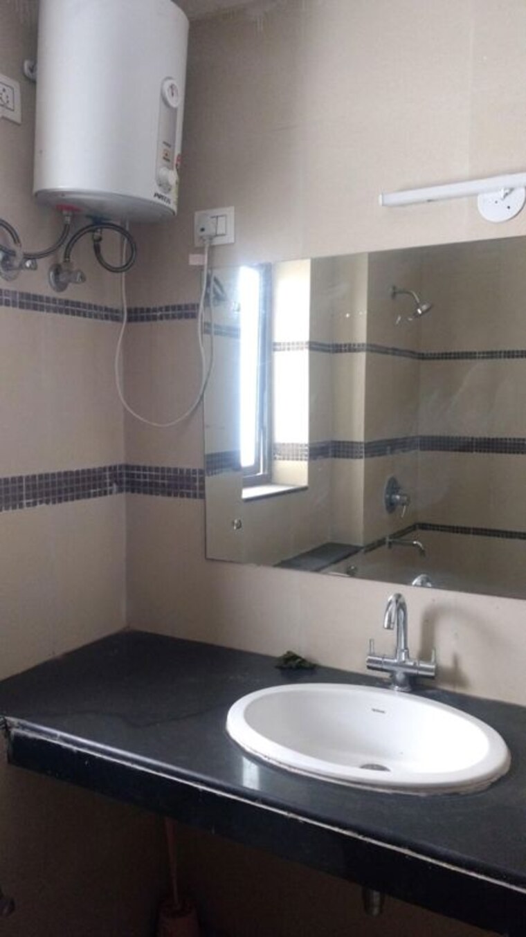 Bathroom, unitech-uniworld-gardens-2 2 Bedroom 937 Sq.Ft. Apartment In Sector 47 Gurgaon 9812071