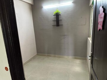 Room in 2.5 BHK Apartment at Aims Golf City, Sector 75 – for Rent