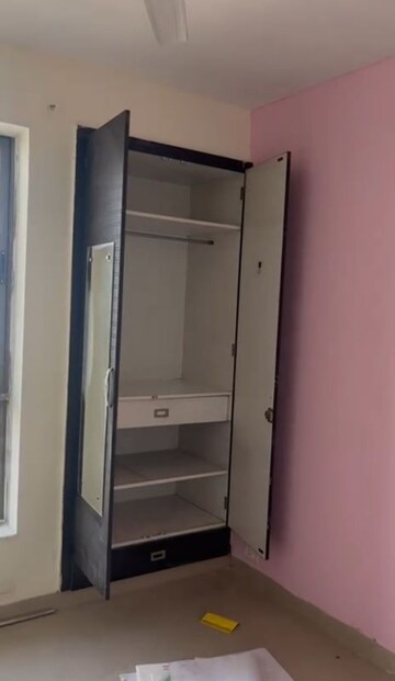 Furnished Amenities in 3 BHK Apartment at Unitech Uniworld Gardens 2, Sector 47 – for Rent