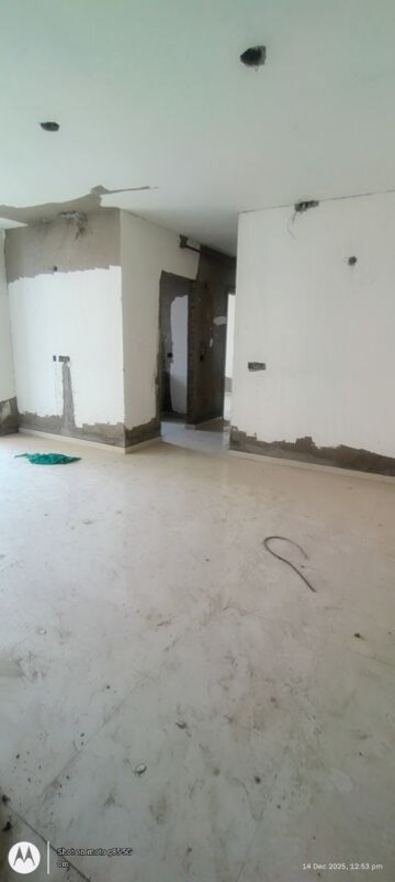 Room in 3 BHK Apartment at Omaxe R2, Gomti Nagar – for Sale