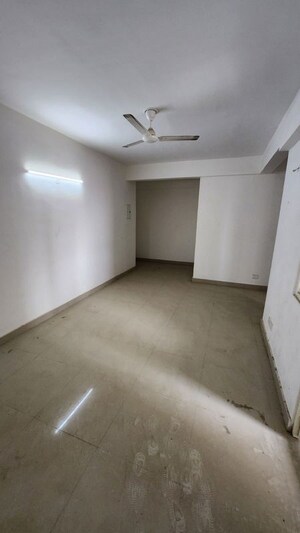 Room in 2 BHK Apartment at Suncity Avenue 76, Sector 76 – for Rent