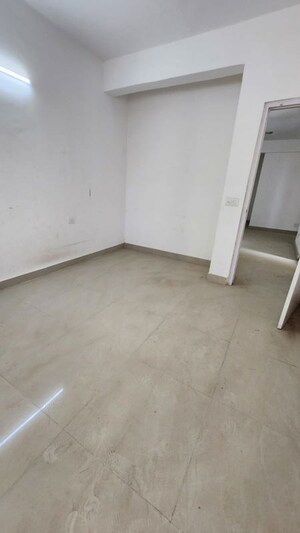 Room in 2 BHK Apartment at Suncity Avenue 76, Sector 76 – for Rent