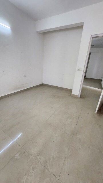 Room in 2 BHK Apartment at Suncity Avenue 76, Sector 76 – for Rent