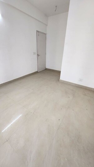 Room in 2 BHK Apartment at Suncity Avenue 76, Sector 76 – for Rent