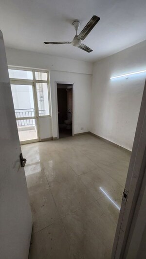 Room in 2 BHK Apartment at Suncity Avenue 76, Sector 76 – for Rent