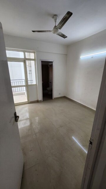 Room in 2 BHK Apartment at Suncity Avenue 76, Sector 76 – for Rent