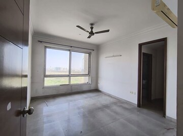 Room in 3 BHK Apartment at Jaypee Greens Kalypso Court, Sector 128 – for Rent