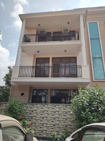 3 BHK Builder Floor For Rent in Sector 14