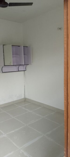 Room in 2.5 BHK Builder Floor at Arun Yamuna Enclave, Sector 30 – for Rent