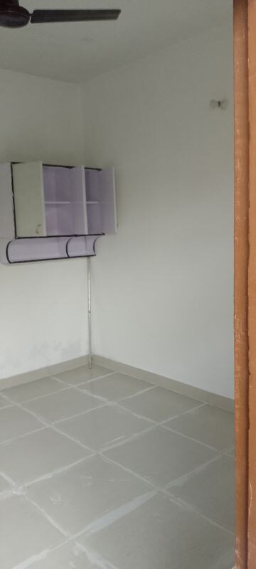 Room in 2.5 BHK Builder Floor at Arun Yamuna Enclave, Sector 30 – for Rent