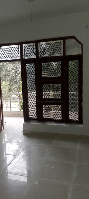 Room in 2.5 BHK Builder Floor at Arun Yamuna Enclave, Sector 30 – for Rent