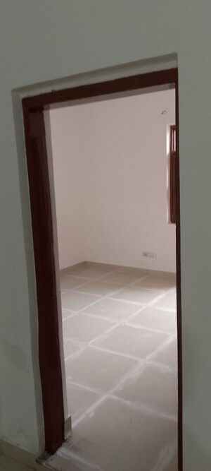 Room in 2.5 BHK Builder Floor at Arun Yamuna Enclave, Sector 30 – for Rent