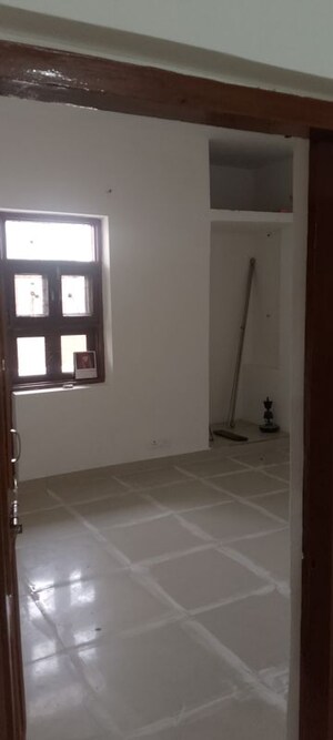 Room in 2.5 BHK Builder Floor at Arun Yamuna Enclave, Sector 30 – for Rent