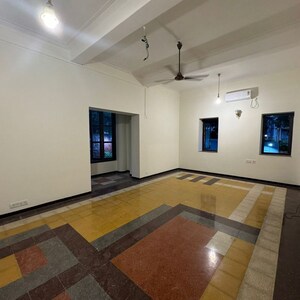 Bedroom in 4 BHK Apartment at Tardeo – for Rent