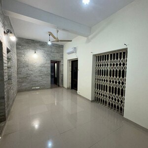 Room in 4 BHK Apartment at Tardeo – for Rent