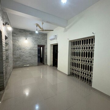 Room in 4 BHK Apartment at Tardeo – for Rent