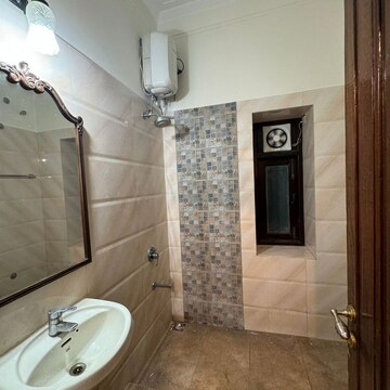 Bathroom in 4 BHK Apartment at Tardeo – for Rent