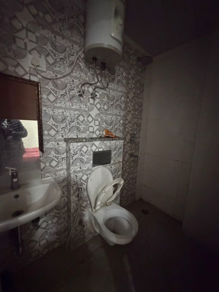 Bathroom, sector 30 3 Bedroom 1700 Sq.Ft. Builder Floor In Sector 30 Gurgaon 9812365