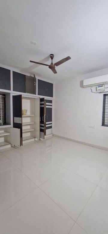 Room in 3 BHK Builder Floor at Kondapur – for Rent