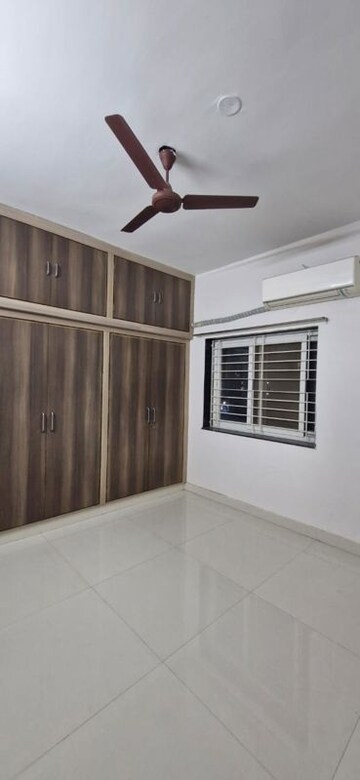 Room in 3 BHK Builder Floor at Kondapur – for Rent