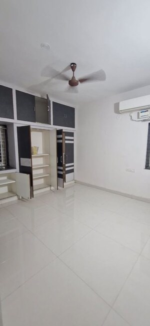 Room in 3 BHK Builder Floor at Kondapur – for Rent