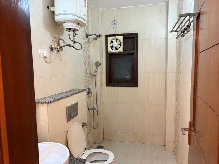 Bathroom, chittaranjan park 3 Bedroom 233 Sq.Yd. Builder Floor In Chittaranjan Park Delhi 9812577