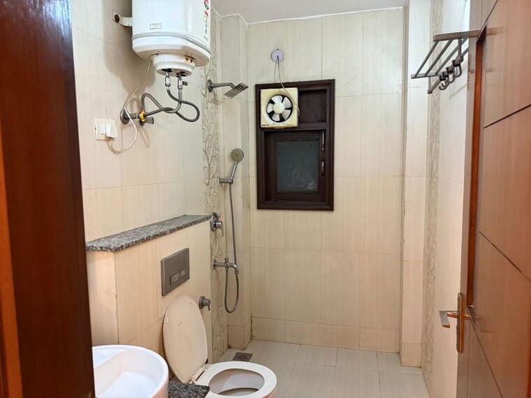 Bathroom, chittaranjan park 3 Bedroom 233 Sq.Yd. Builder Floor In Chittaranjan Park Delhi 9812577