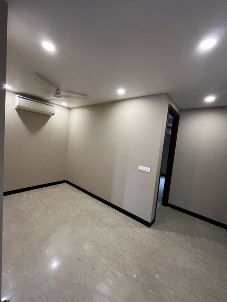 Room, greater kailash i 3 Bedroom 208 Sq.Yd. Builder Floor In Greater Kailash I Delhi 9812580