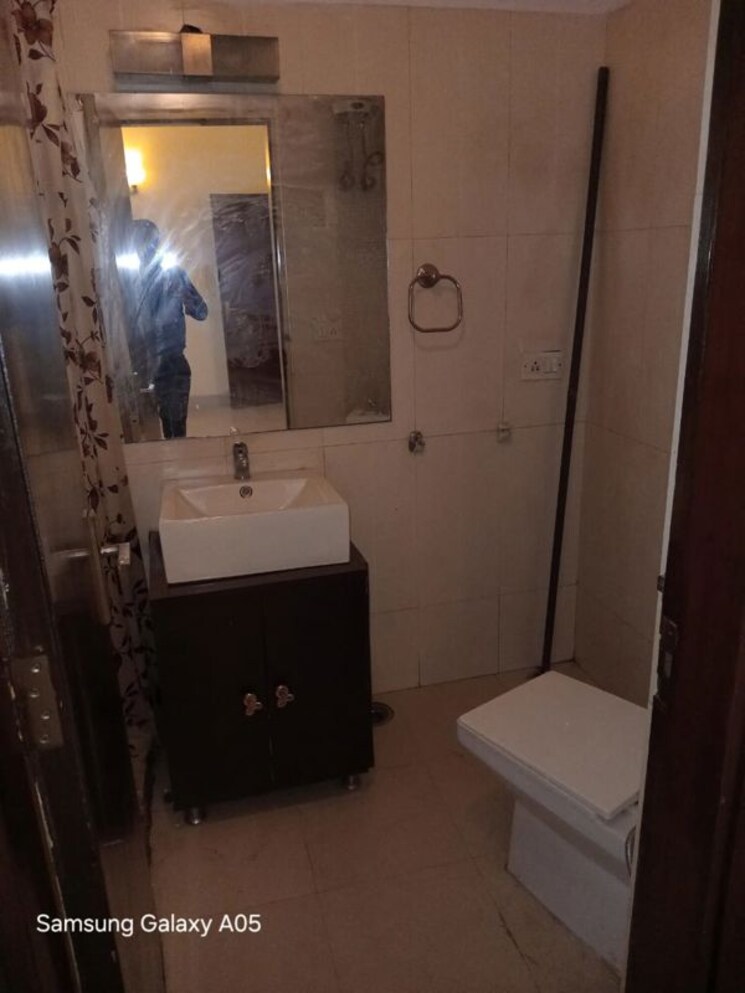 Bathroom, greater kailash ii 3 Bedroom 250 Sq.Yd. Builder Floor In Greater Kailash ii Delhi 9812587