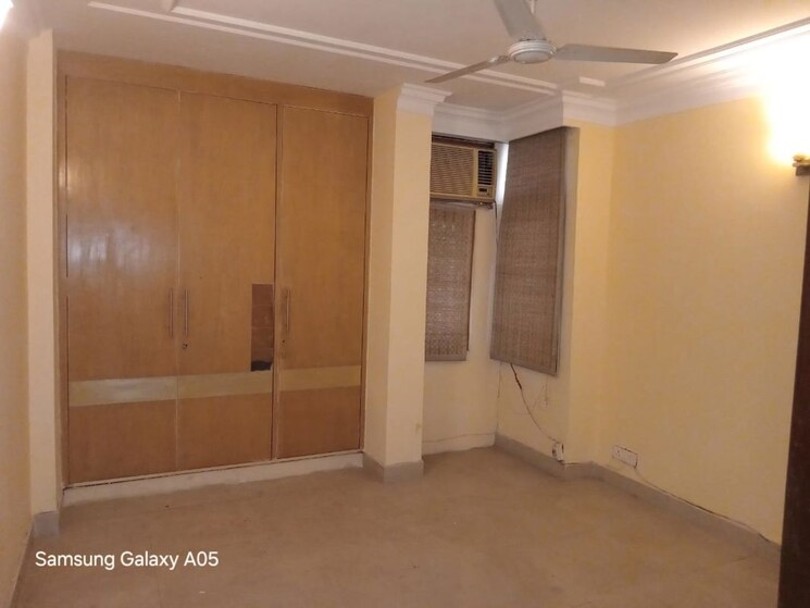 Room, greater kailash ii 3 Bedroom 250 Sq.Yd. Builder Floor In Greater Kailash ii Delhi 9812587