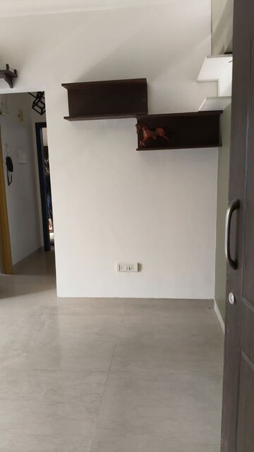 Room in 3 BHK Apartment at Oberoi Exquisite Goregaon, Goregaon East – for Rent