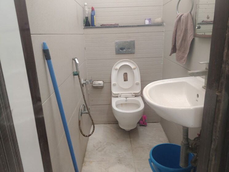 Bathroom, netaji subhash place Commercial Office Space 535 Sq.Ft. In Netaji Subhash Place Delhi 9812590