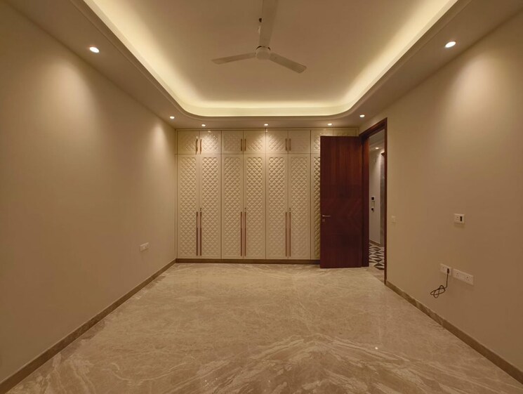 Room, greater kailash part 3 3 Bedroom 217 Sq.Yd. Builder Floor In Greater Kailash Part 3 Delhi 9812600