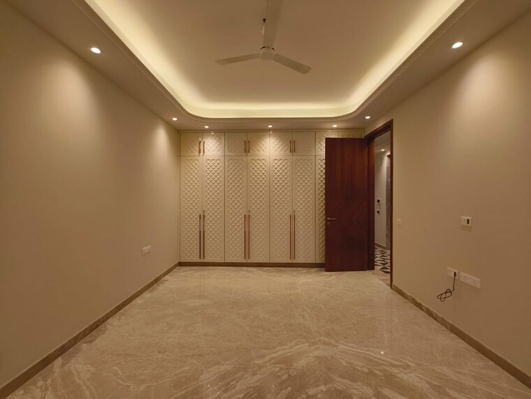 Room, greater kailash part 3 3 Bedroom 217 Sq.Yd. Builder Floor In Greater Kailash Part 3 Delhi 9812600