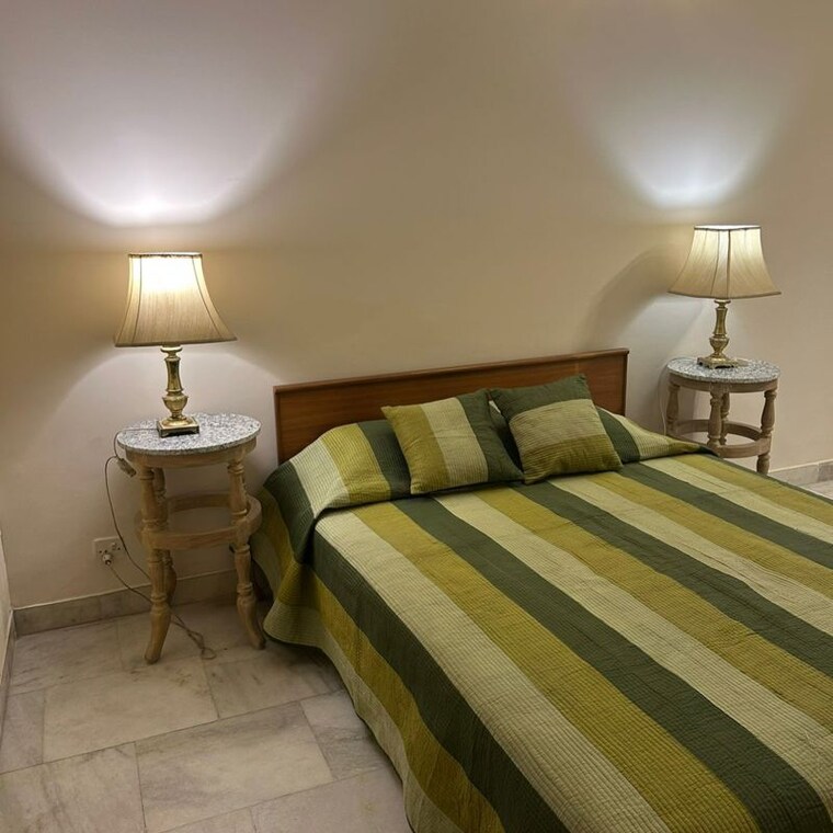 Bedroom, defence colony 3 Bedroom 325 Sq.Yd. Builder Floor In Defence Colony Delhi 9812607